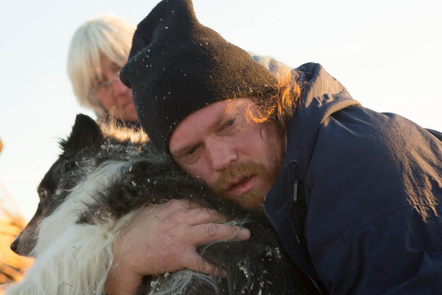 Élve találta meg a kutyáját az összeomlott háza romjai alatt – fotók