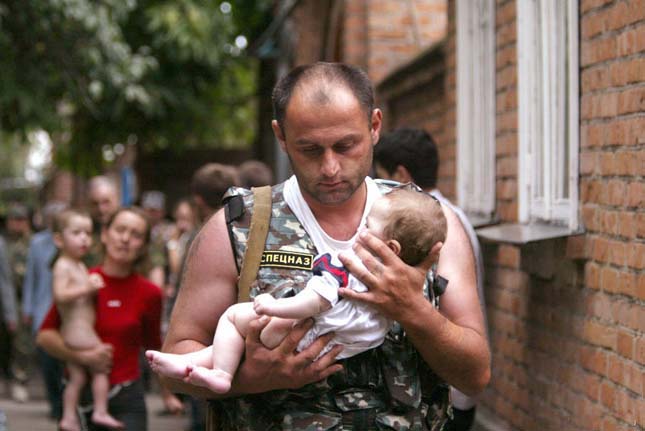 orosz katona gyerekkel a karján