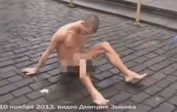 Az orosz művész heréjénél fogva szögezte le magát a Vörös téren - videó