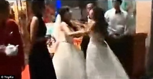 Bunyó! Egymásnak esett a menyasszony és a terhes szerető az esküvőn! – videó