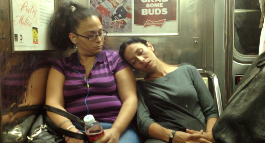Hogyan reagálnak az emberek, ha idegenek alszanak el rajtuk a metrón?