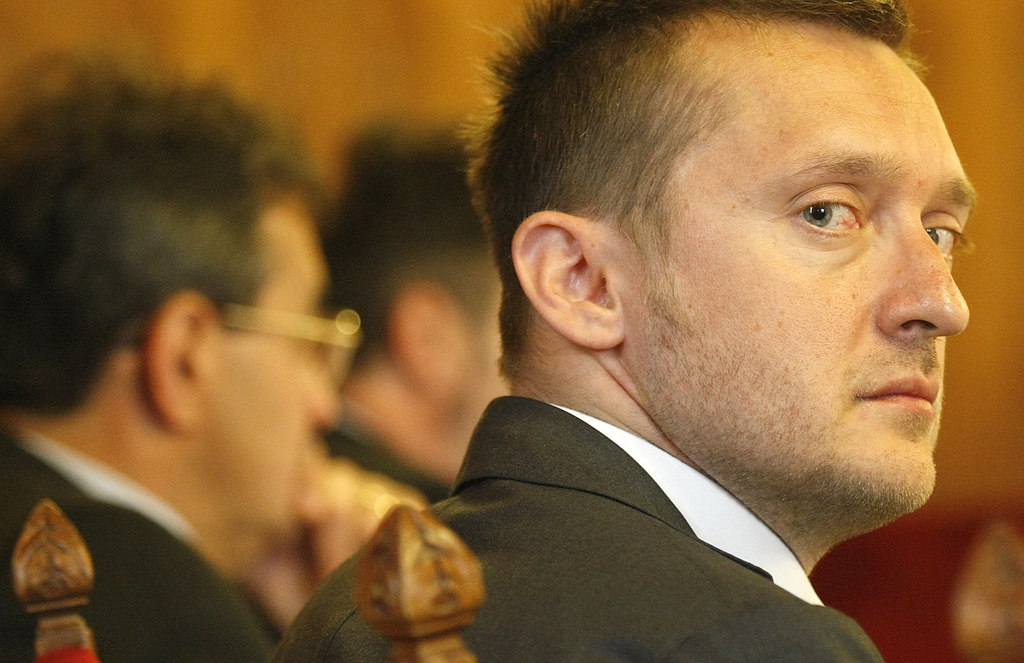 A magyar politika igenis beleszól a bíróságok döntésébe - ha akar!!! - Rezesova újra börtönben, de Vizoviczki szabadabb lett...