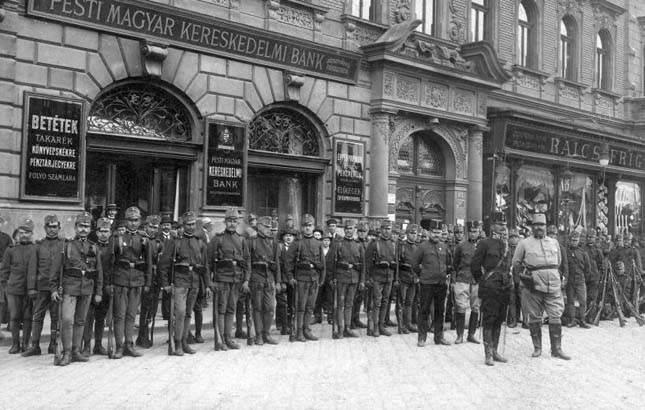 1905-ben a bevonuló bakák a József körúton