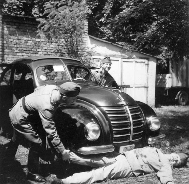 1940-ben honvéd gépkocsivezetők hyülyülnek a képen