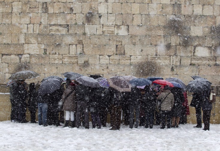 Továbbra is rendkívüli a helyzet Izraelben a szokatlan hóvihar miatt