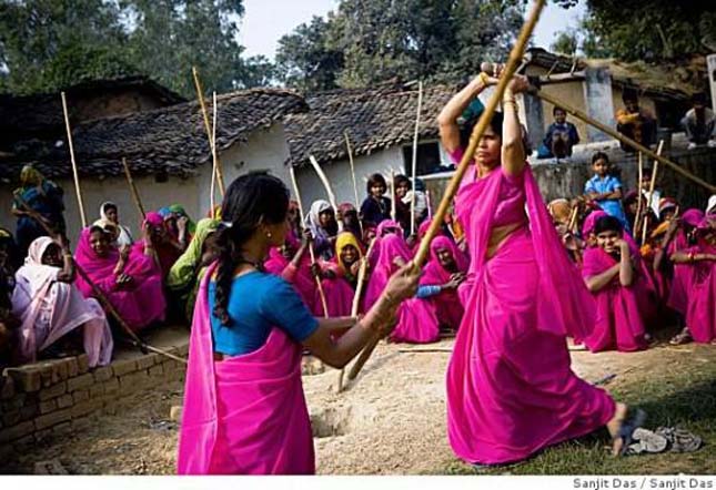 A Rózsaszín Banda az indiai nők nevében