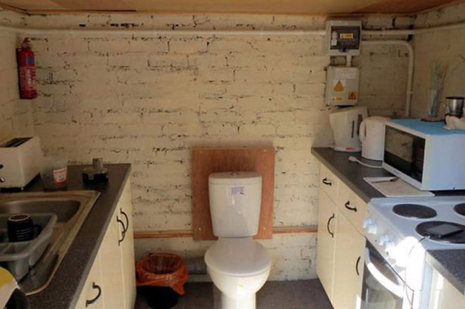 Bizarr! Vécé köré építette a konyhát a tulajdonos! – fotó