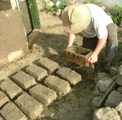 Közfoglalkoztatottak építettek vályogházakat Gilvánfán