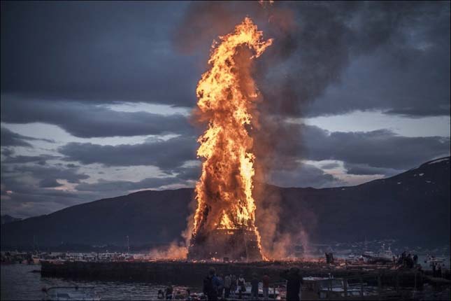 A-norvégiai-Allesundban-gyújtották-meg-a-világ-legnagyobb-máglyáját