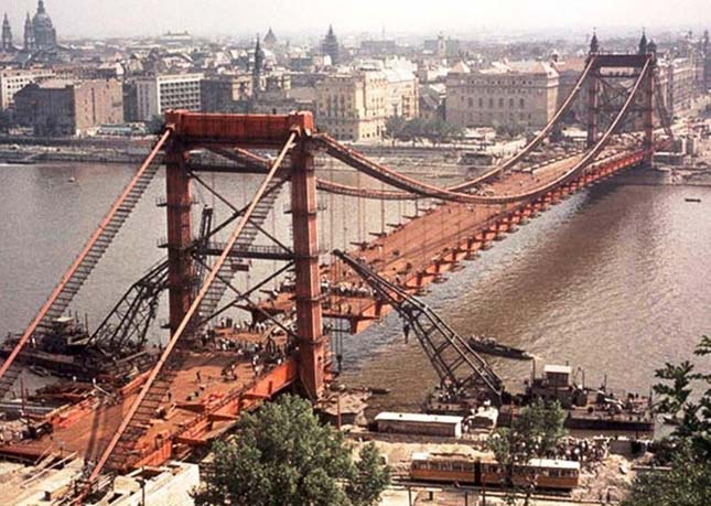 Az Erzsébet-híd építése 1962-ben