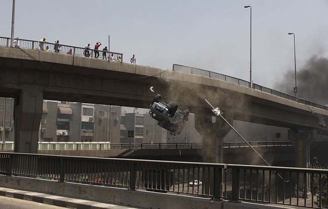 Az-egyiptomi-harcoknál-éppen-egy-autó-hullik-a-hídról-a mélybe