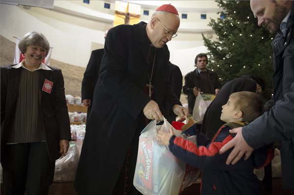 Erdő Péter karácsonyi ajándékokat adott át gyermekeknek