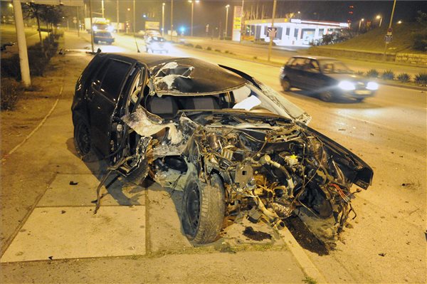 Villanyoszlopnak ütközött egy autó Budapesten, kiszakadt a motorja