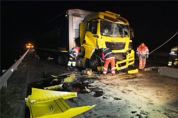 Két kamion ütközött össze az M5-ös autópályán Kiskunfélegyházánál