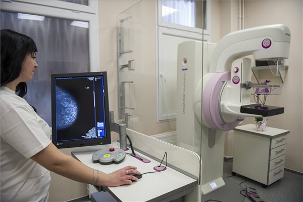 Átadták az ország első háromdimenziós mammográfkészülékét Hódmezővásárhelyen