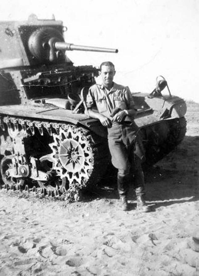 Magyar katona egy M3-as Stuart harckocsival