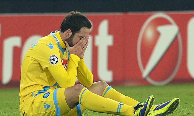 Gonzalo Higuaín a lefújást követően a könnyeivel küszködött (Forrás: sport.panorama.it)