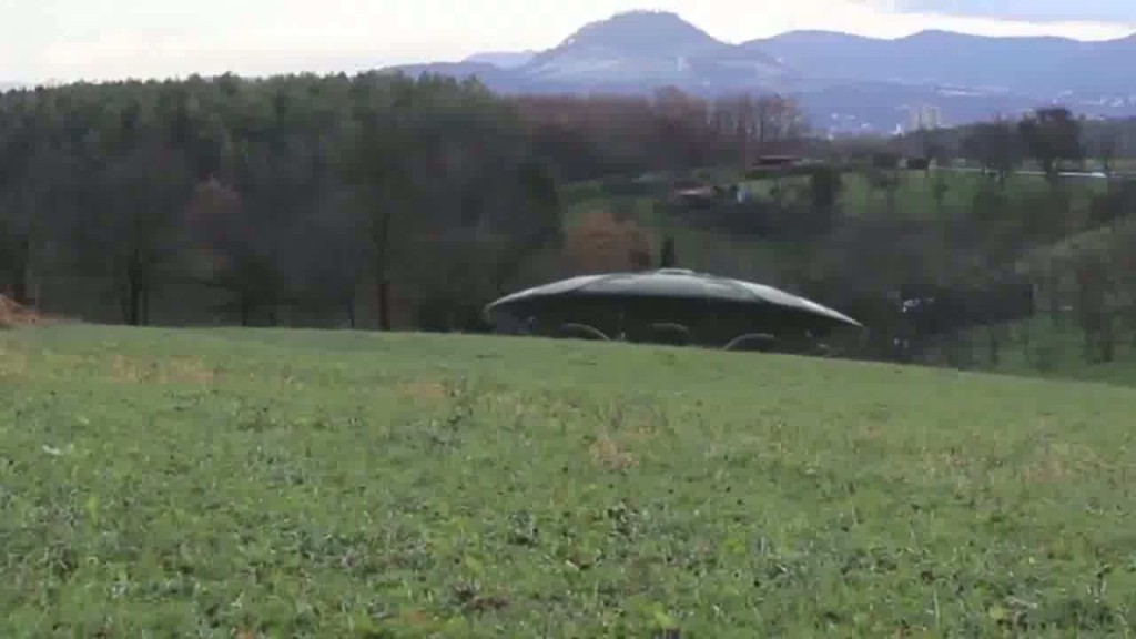Real_UFO_With_Aliens_Caught_On_Camera__Dec_6_2013__159381