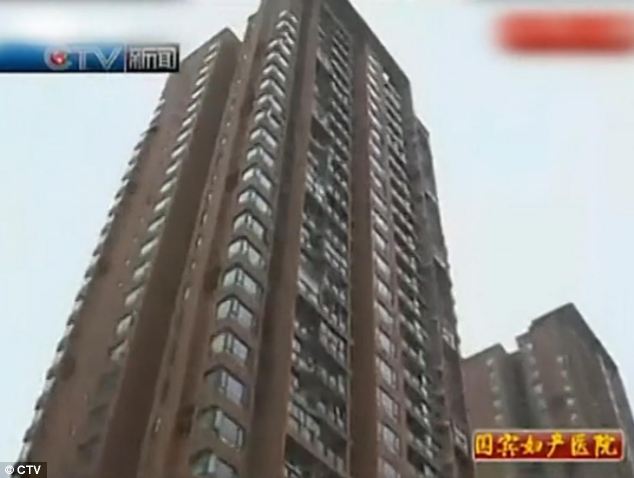 Tragikus videó! A 25. emeletről lökte ki a kislány a kétévest