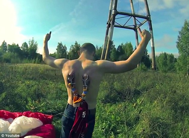 Csupasz bőrükre csatolják fémmel a kötelet az orosz bungee jumping őrültek 