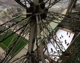 Csúszka az Eiffel-tornyon