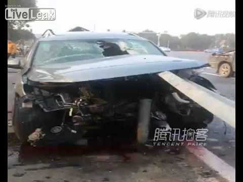 Sokkoló szélvédőkamerás felvétel egy kínai balesetről – videó