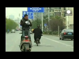 Hátrafelé ül a robogóján egy kínai férfi!- videó