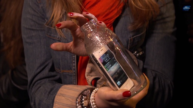 telefon az üvegben