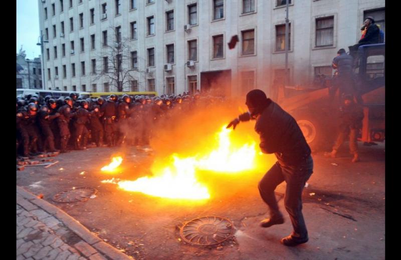 Ukrajnai tüntetések - A rohamrendőrség a városházát ostromolja