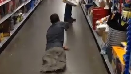 Zombiként ijesztgette a vásárlókat a láb nélküli fiú! – videó