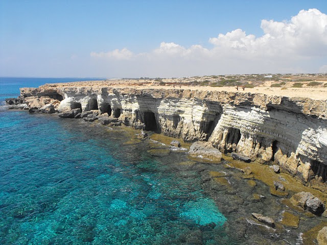 Késő kőkori leletek bizonyítják, hogy ezer évvel korábban népesült be Ciprus