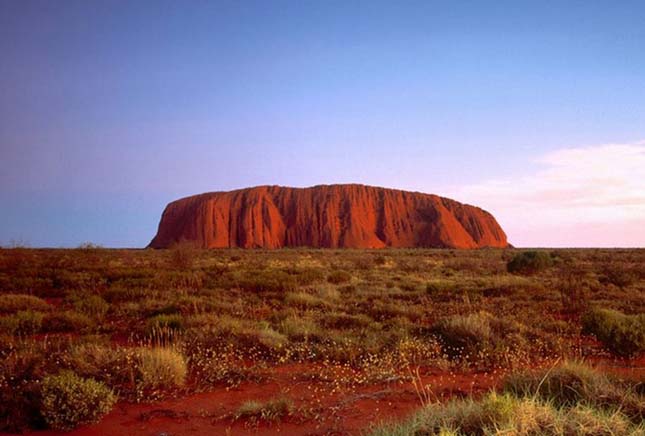 Az Uluru ausztrál sziklatömb csodás vízesései - videó