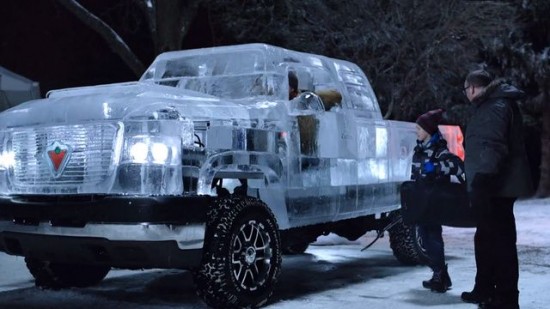 Jégből készült működő autó Kanadában