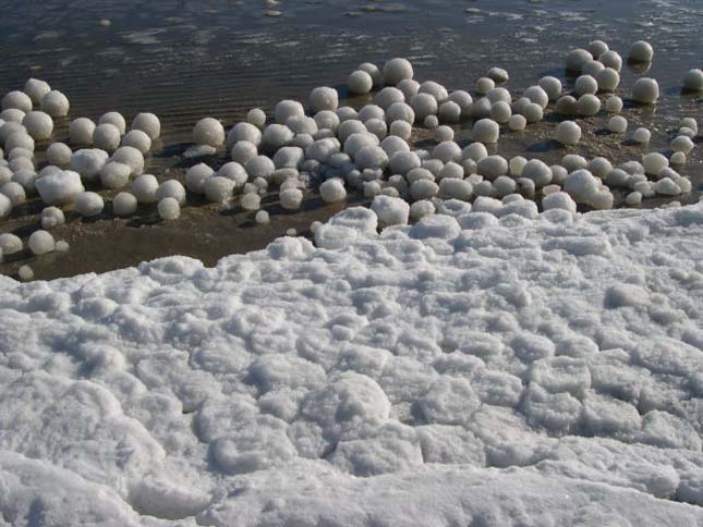 A Michigan-tó jéggolyói - videó
