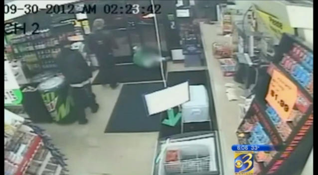 Átlépkedtek a vevők az üzlet előtt fekvő holttesten - sokkoló videó