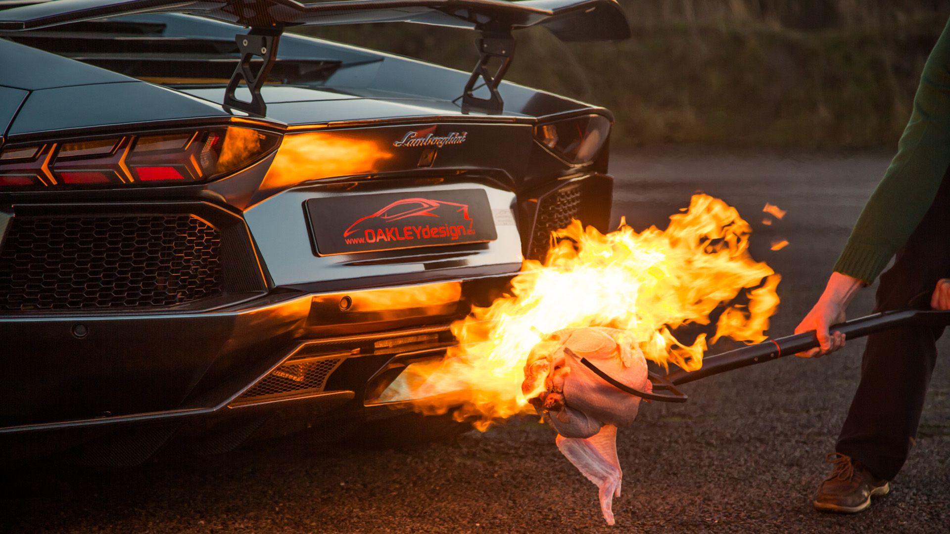 Lamborghini kipufogóján sütötte a pulykát – videó