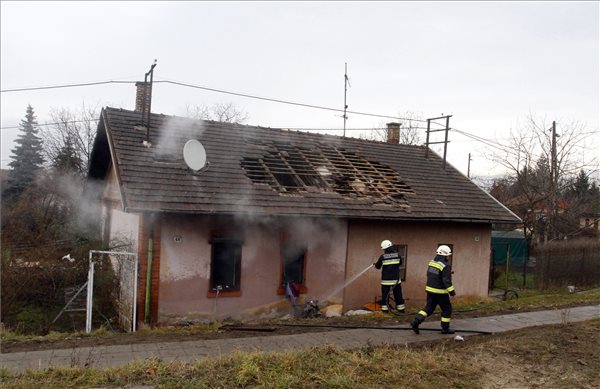 Egy ember meghalt, amikor kigyulladt egy családi ház Miskolcon