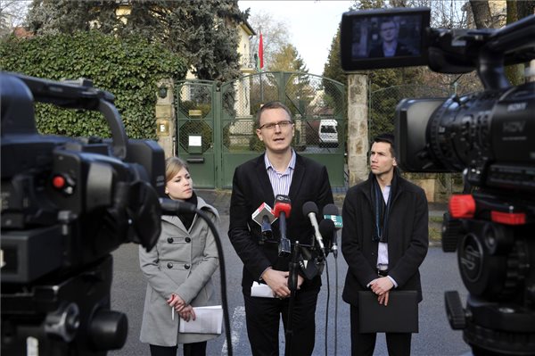 A KDNP és az IKSZ sajtótájékoztatója a belorusz nagykövetségnél