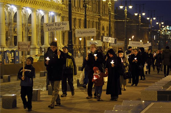 A Szent Egyed Közösség fáklyás békemenete Budapesten