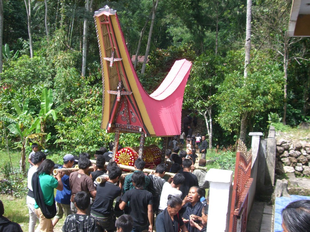 Moving_coffin_to_the_tomb,_Tana_Toraja,_Indonesia