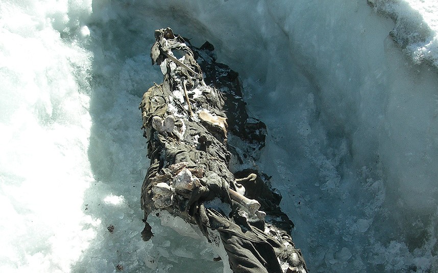 Első világháborús holttestek bukkannak elő az olvadó gleccser alatt