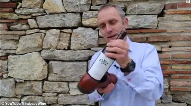 Hogyan nyithat ki egy bort a cipőjével? - videó! 