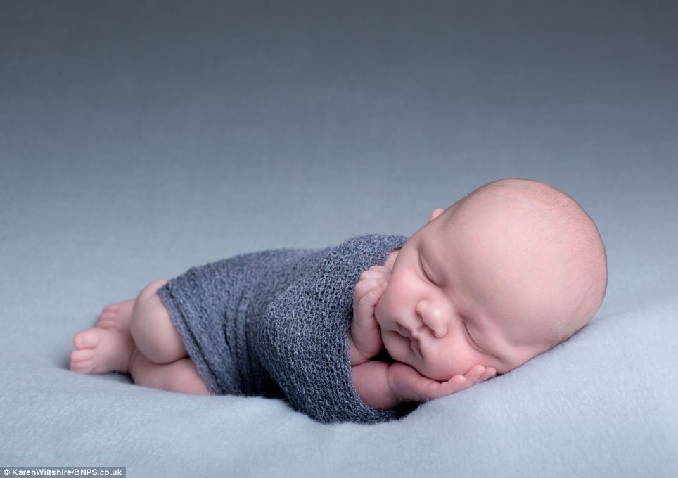 Aranyos fotósorozat alvó kisbabákról