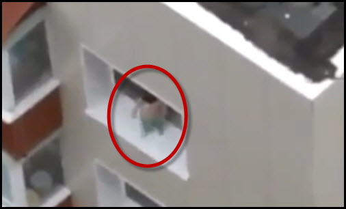 Sokkoló! 8. emeleti ablak párkányán mászkál a kisgyerek!– videó
