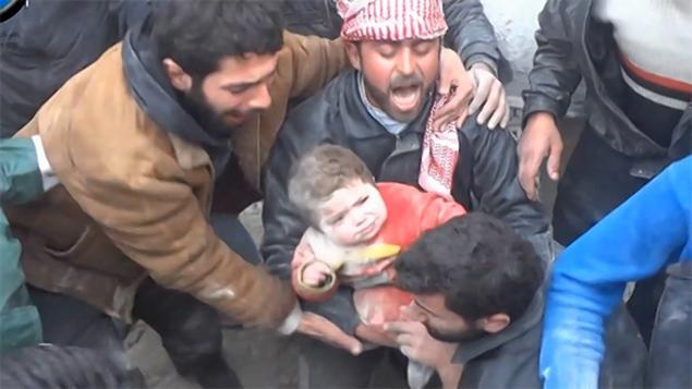 Megrázó videó! Élve ástak ki a föld alól egy csecsemőt Szíriában