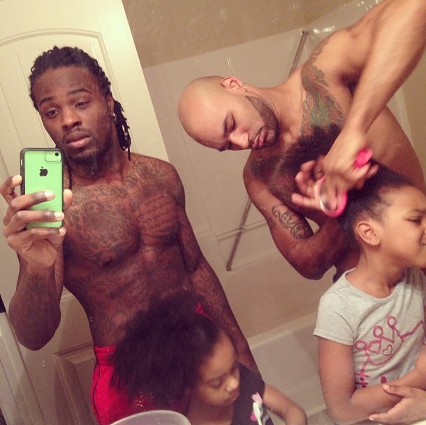 Színesbőrű meleg férfipár gyerekes családi fotói keltettek óriási felháborodást a Twitteren