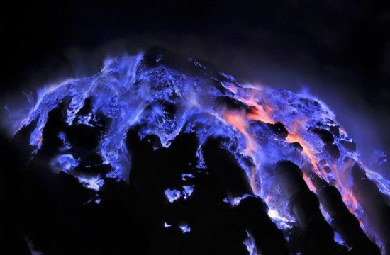 Különleges képek egy vulkánról, amely kék lávát lövell