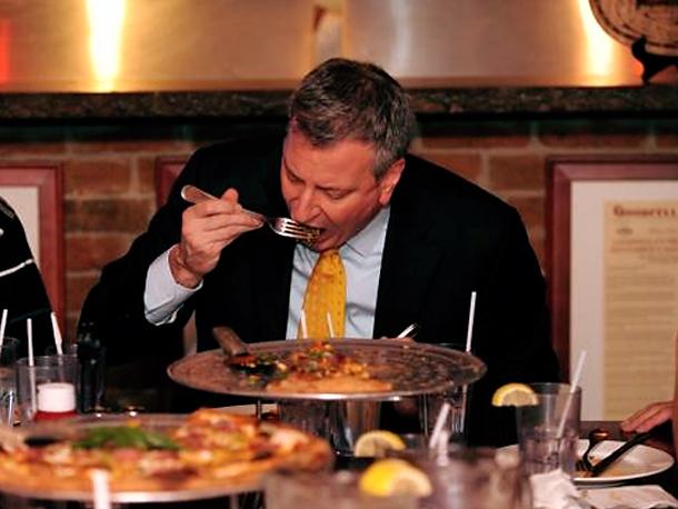 Botrány New Yorkban – Késsel és villával ette a pizzát a polgármester
