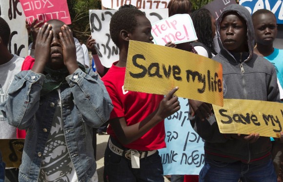 Több tízezer afrikai menekült tüntet Tel-Aviv központjában jogaiért