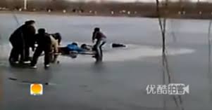 Tiniket mentettek egy jeges tóból Kínában – videó